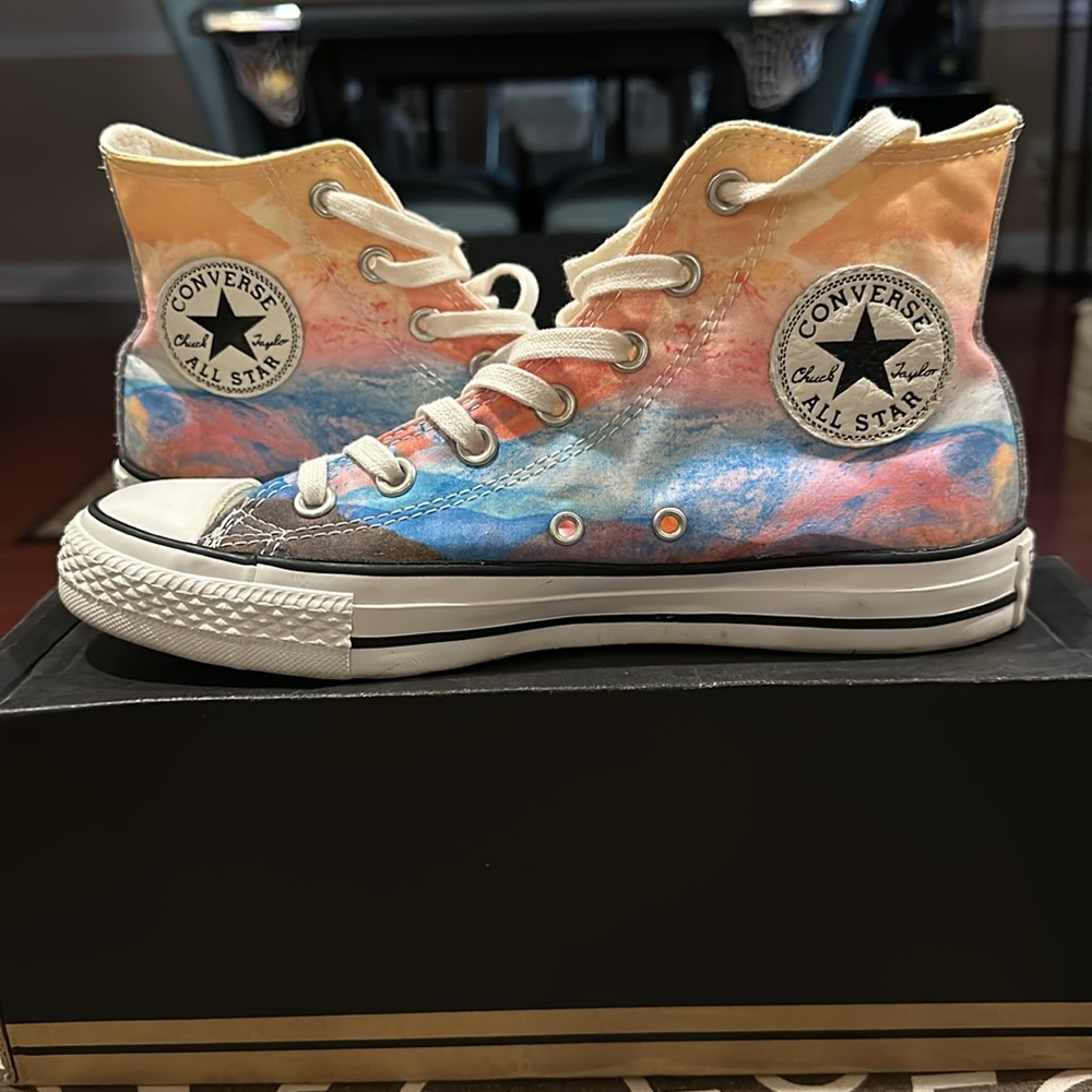 Good condition Converse sneakers W8